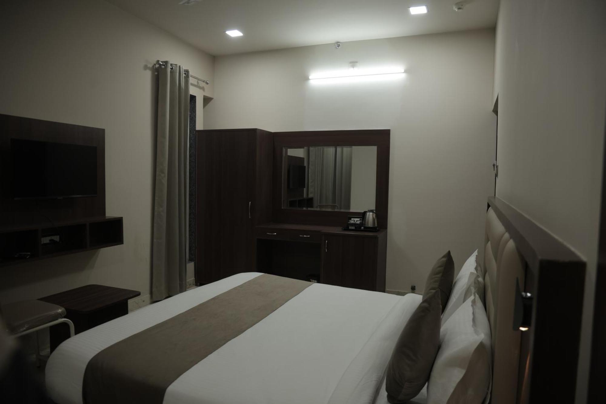Hotel The Rainbow Inn Udaipur Ngoại thất bức ảnh